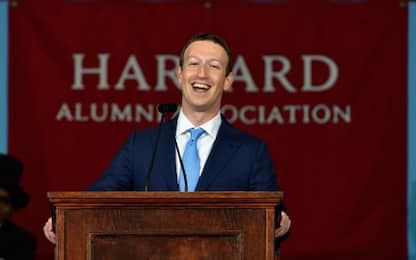Mark Zuckerberg torna ad Harvard e riceve la laurea ad honorem