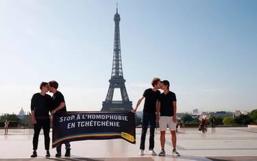 Parigi, attivisti di Amnesty manifestano per i diritti gay in Cecenia