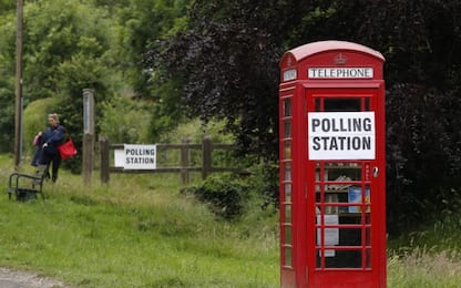 Il Regno Unito al voto: seggi aperti e sicurezza rafforzata