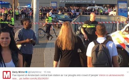 Auto travolge passanti davanti alla stazione di Amsterdam: 8 feriti