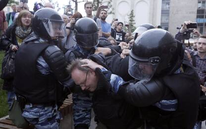 Russia, media: più di mille arresti. Nuovo fermo per blogger Navalny