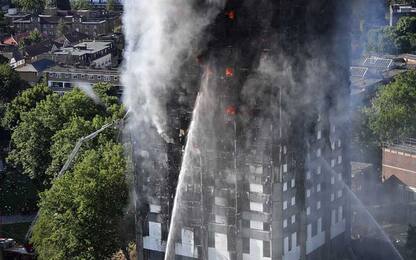Londra, in fiamme la Grenfell Tower