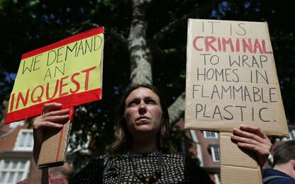 Incendio grattacielo Londra, proteste contro May: "Vergognati"