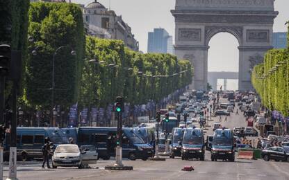 Parigi, attacco terroristico su Champs-Elysées: morto l'attentatore