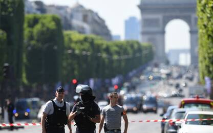 Attacco a Parigi: nella macchina dell’attentatore 9mila munizioni
