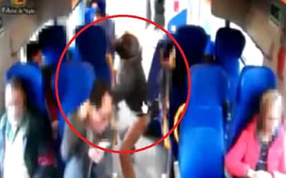 Strappa catenina dal collo di un passeggero sul treno: fermato. VIDEO