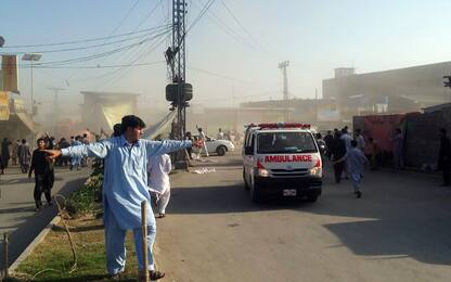 Pakistan, bomba in un mercato: almeno 25 morti