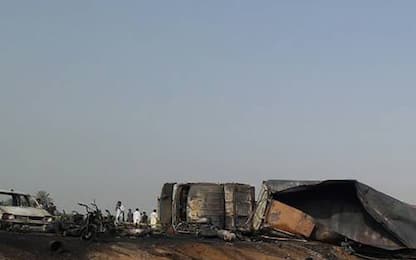 Pakistan, brucia autobotte che trasportava carburante: oltre 140 morti