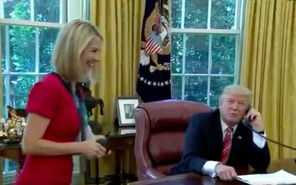 “Ha un bel sorriso”: Trump imbarazza la reporter nello Studio Ovale