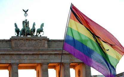 Germania, Bundestag approva matrimoni gay. Merkel: "Ho votato contro"