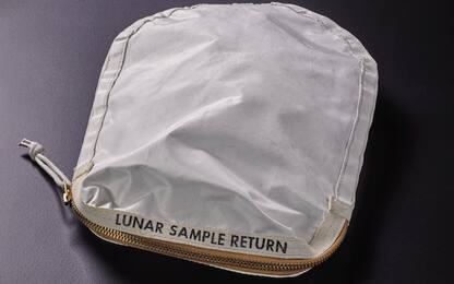 All'asta la borsa usata da Armstrong con i primi frammenti lunari
