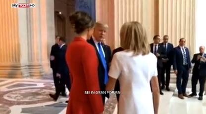 Trump fa i complimenti a Brigitte Macron: "Sei in gran forma!"