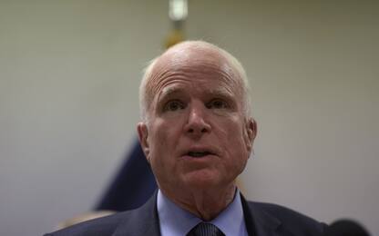 Usa, McCain torna in Senato per votare contro l'Obamacare