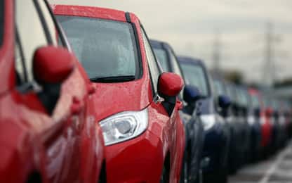 Il Regno Unito vuole vietare le auto a benzina e diesel dal 2040