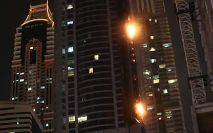 Dubai, nella notte di nuovo a fuoco la Torch Tower