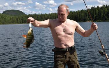 Le vacanze di Putin: a pesca in Siberia