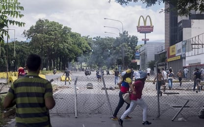 Venezuela, stroncata la rivolta dei militari: due morti 