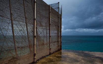 Migranti, in mille tentano di assaltare Ceuta. Respinti dalla polizia