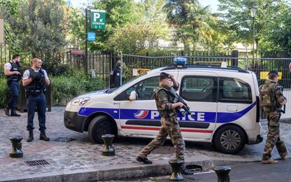 Parigi, un militare aggredito nella metro. Nessun ferito