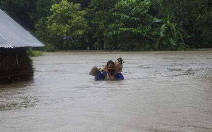 Nepal, vittime per le inondazioni. Bloccata famiglia italiana. FOTO