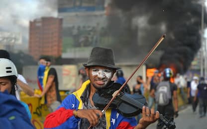 Venezuela, rilasciato il violinista simbolo delle proteste