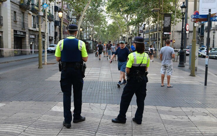 Attentato A Barcellona Il Primo Video Della Corsa Del Furgone Sulla Rambla