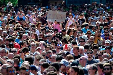 Minuto di silenzio a Barcellona, la folla urla: "Non abbiamo paura"
