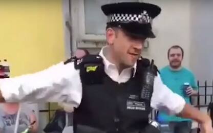 Carnevale Notting Hill, il video del poliziotto che balla in servizio