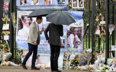William e Harry al memoriale di Diana