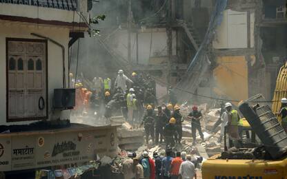 India, crolla palazzina a Mumbai: almeno 10 morti e decine di dispersi