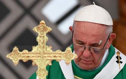 Incidente con la papamobile in Colombia per Bergoglio, lui: "Sto bene"