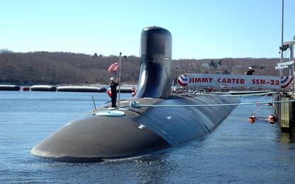 Un sottomarino Usa torna da una missione con una bandiera dei pirati