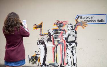 Londra, Banksy dedica due nuovi murales all'opera di Basquiat