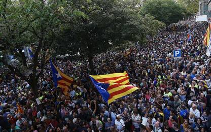Referendum Catalogna, proteste proseguono. Madrid manda Guardia Civil