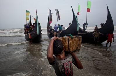 Bangladesh: si rovescia barcone di profughi Rohingya, decine i morti
