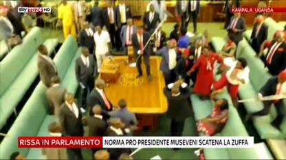 Uganda, rissa in Parlamento per la norma pro Museveni