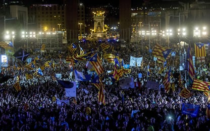 Referendum Catalogna, cittadini in piazza a Barcellona. Seggi occupati