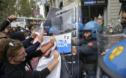 G7 a Torino, scontri tra manifestanti e polizia: due fermati