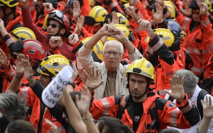 Referendum Catalogna, manifestanti bloccano le strade per lo sciopero