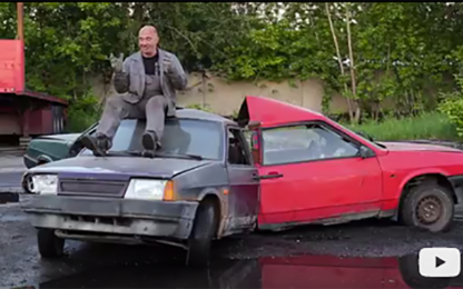 Russia, il "fidget spinner" realizzato con tre auto: video