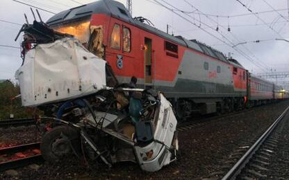 Treno si schianta contro un bus sui binari, almeno 16 morti in Russia