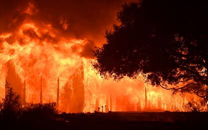 Incendi in California, 670 dispersi e 3500 case distrutte 