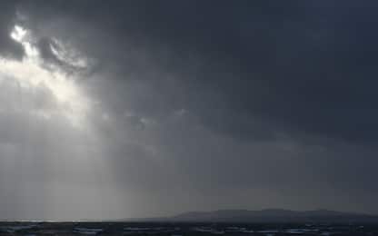 Uragano Ophelia, forti venti travolgono la costa irlandese. VIDEO
