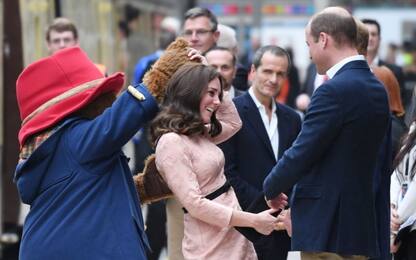 Kate Middleton, sorrisi e ballo con l'orso Paddington a Londra