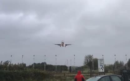 Aereo atterra a Dublino durante l'uragano Ophelia. VIDEO