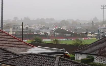 Uragano Ophelia, il vento scoperchia il tetto di uno stadio. VIDEO