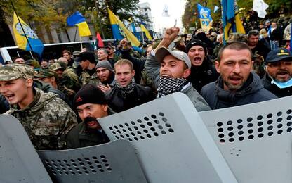 Ucraina, ancora proteste e scontri davanti al parlamento