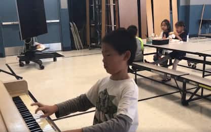 Suona il pianoforte in ricreazione: pianista prodigio ha solo 10 anni