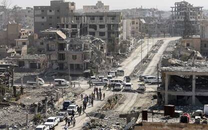 Scoperta fossa comune a Raqqa, potrebbero esserci fino a 200 corpi