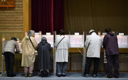 Il voto in Giappone, vince la coalizione del premier Shinzo Abe